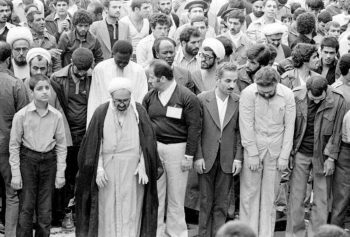 عکسی از محمد اصفهانی در نماز جمعه که دیدنش خالی از لطف نیست!