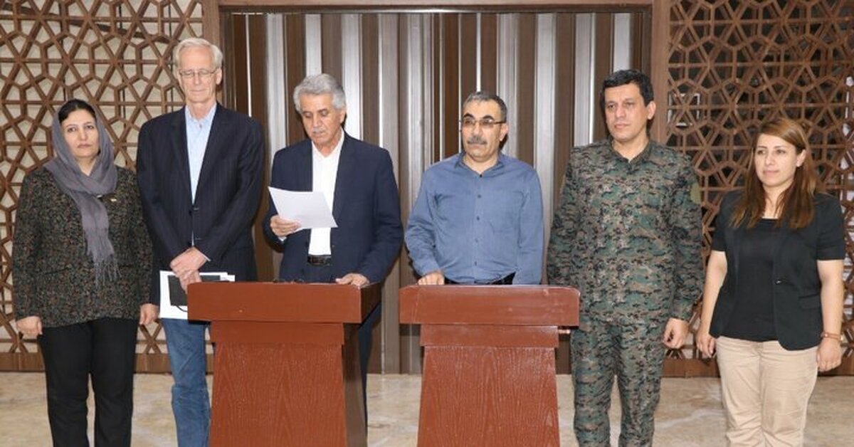 دیدار فرمانده قسد با رئیس شورای ملی کرد‌های سوریه/ شورای کرد‌ها هنوز درباره گفت‌و‌گو با دمشق توافق نکرده‌