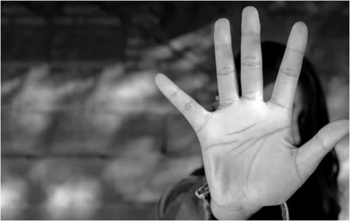 ماجرای ناراحت کننده و بی رحمانه دست درازی به یک زن مقابل چشم فرزندانش