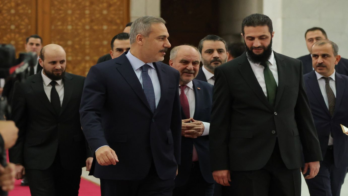 دیپلمات ترکیه: دولت سوریه باید همه فرقه‌ها را در بر بگیرد و دولت انتقالی باید مورد حمایت قرار گیرد نه اینکه منزوی شود