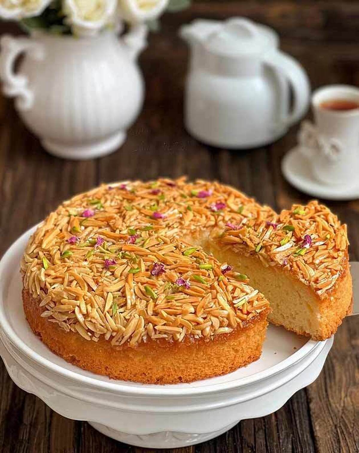 رسپی کیک ملکه بادام با یک روکش مخصوص برای مجالس و دورهمی‌ها!