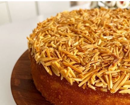 رسپی کیک ملکه بادام با یک روکش مخصوص برای مجالس و دورهمی‌ها!