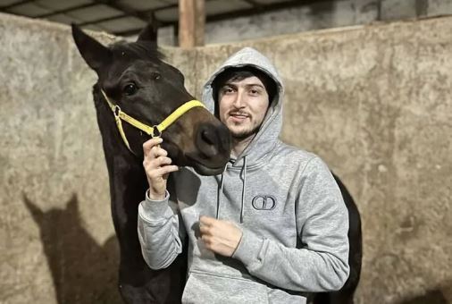 علاقه شدید سردار آزمون به اسبها سوژه اماراتیها شد علاقه شدید سردار آزمون به اسبها سوژه اماراتیها شد