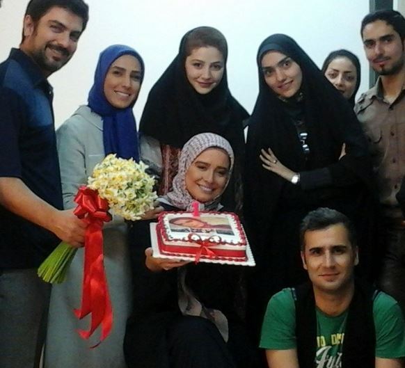 عکس‌ها لو رفته از خوش گذرونی‌های بازیگران سریال کیما در پشت صحنه/گل و کیک چی میگه؟