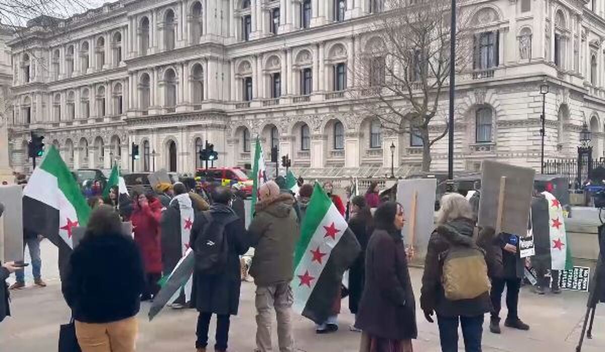 تظاهرات سوری‌ها در لندن خواستار لغو تعلیق درخواست‌های پناهندگی شدند