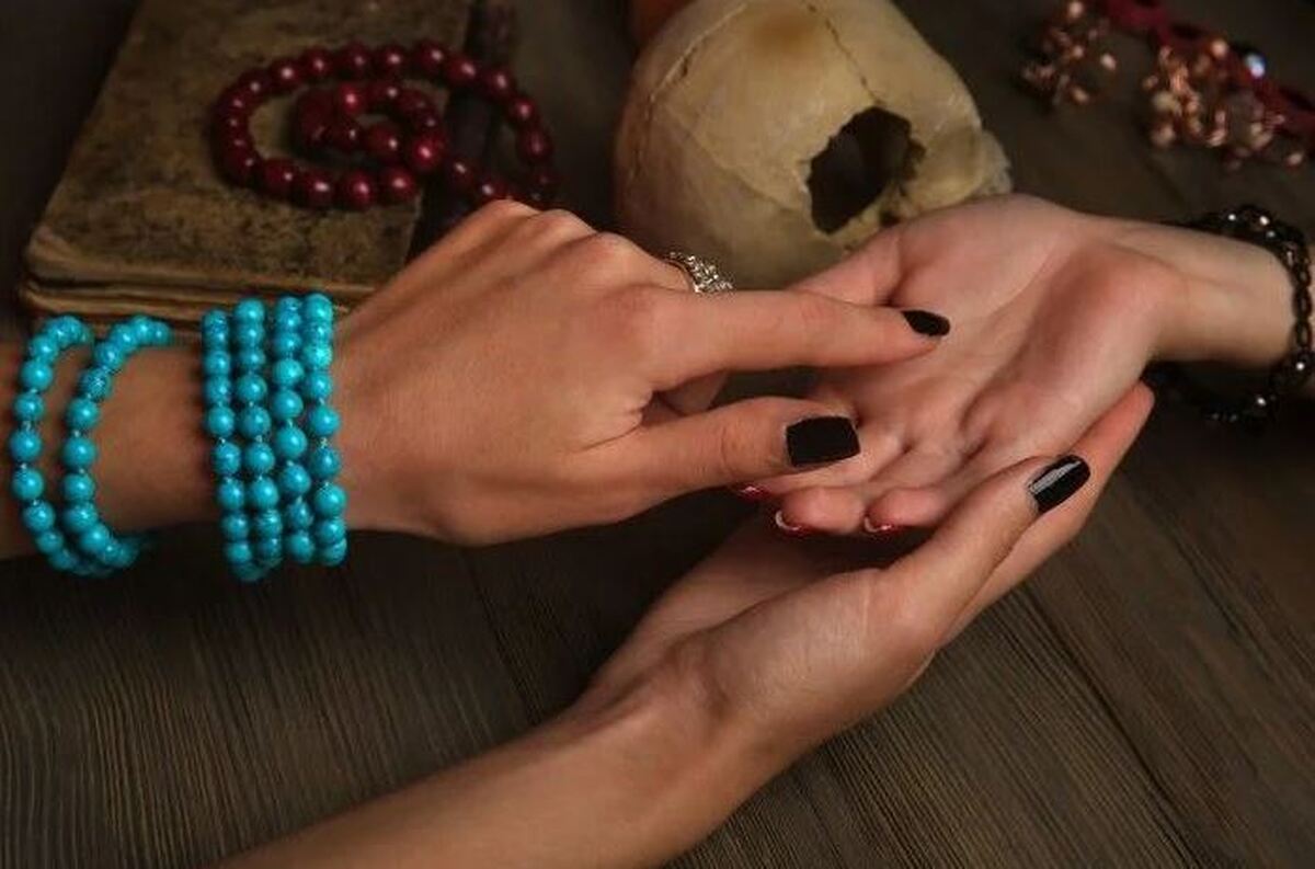 چرا به راحتی در دام رمال‌ها می‌افتیم؟