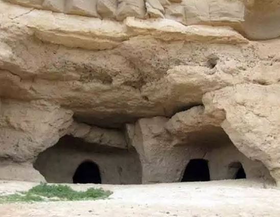 غار‌های سه‌گانه تیس؛مکانی مرموز در منطقه زرتشت نشین سیستان و بلوچستان