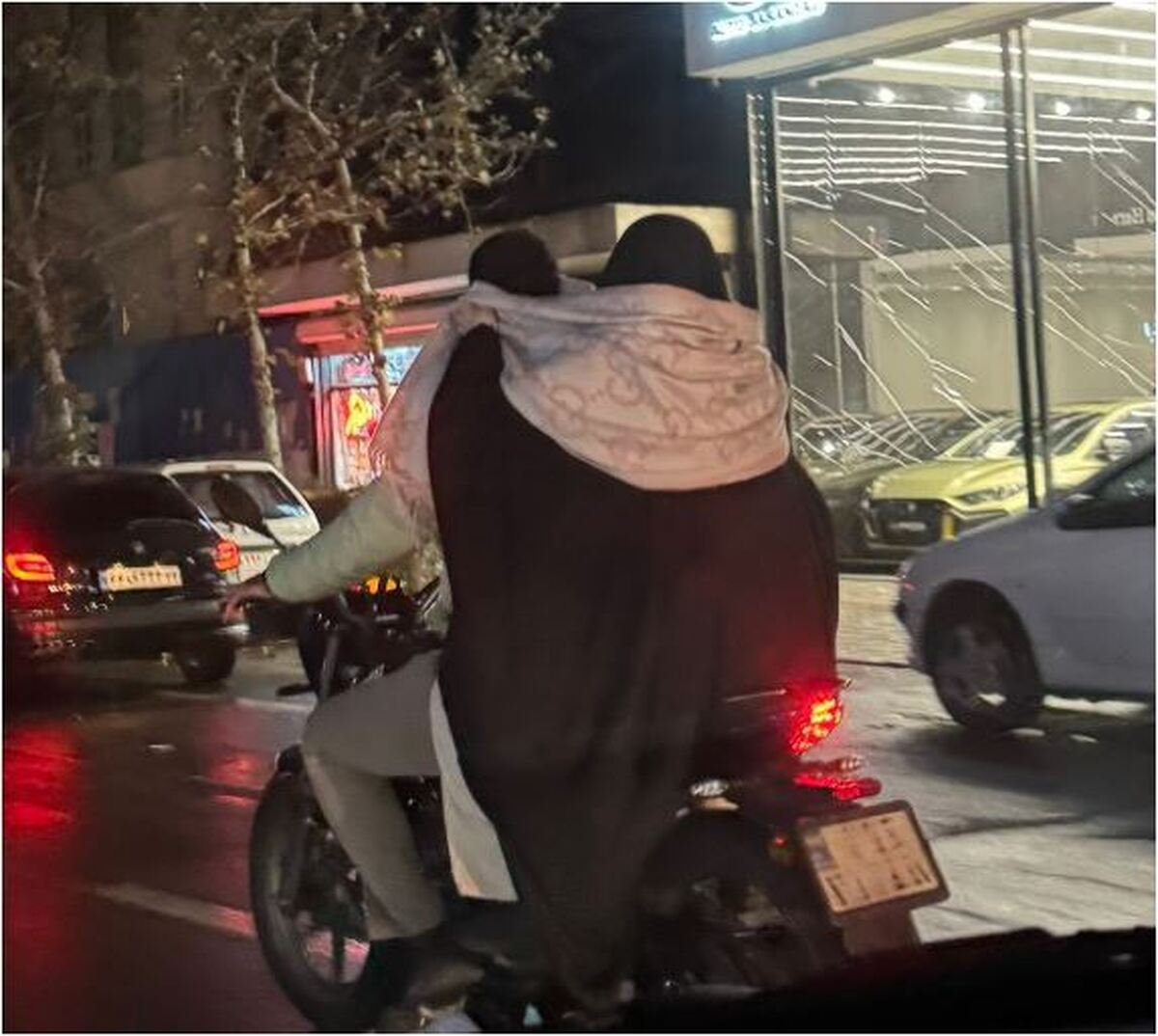 روش مقابله زوج موتور سوار با سرما مورد توجه کاربران فضای مجازی قرار گرفت
