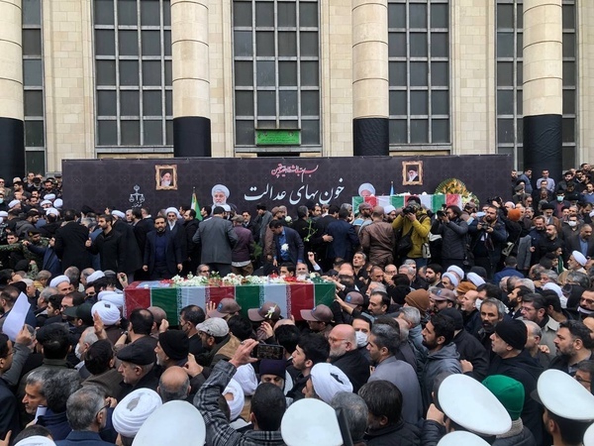قرائت پیام مقام معظم رهبری در مراسم تشییع پیکر قضات شهید