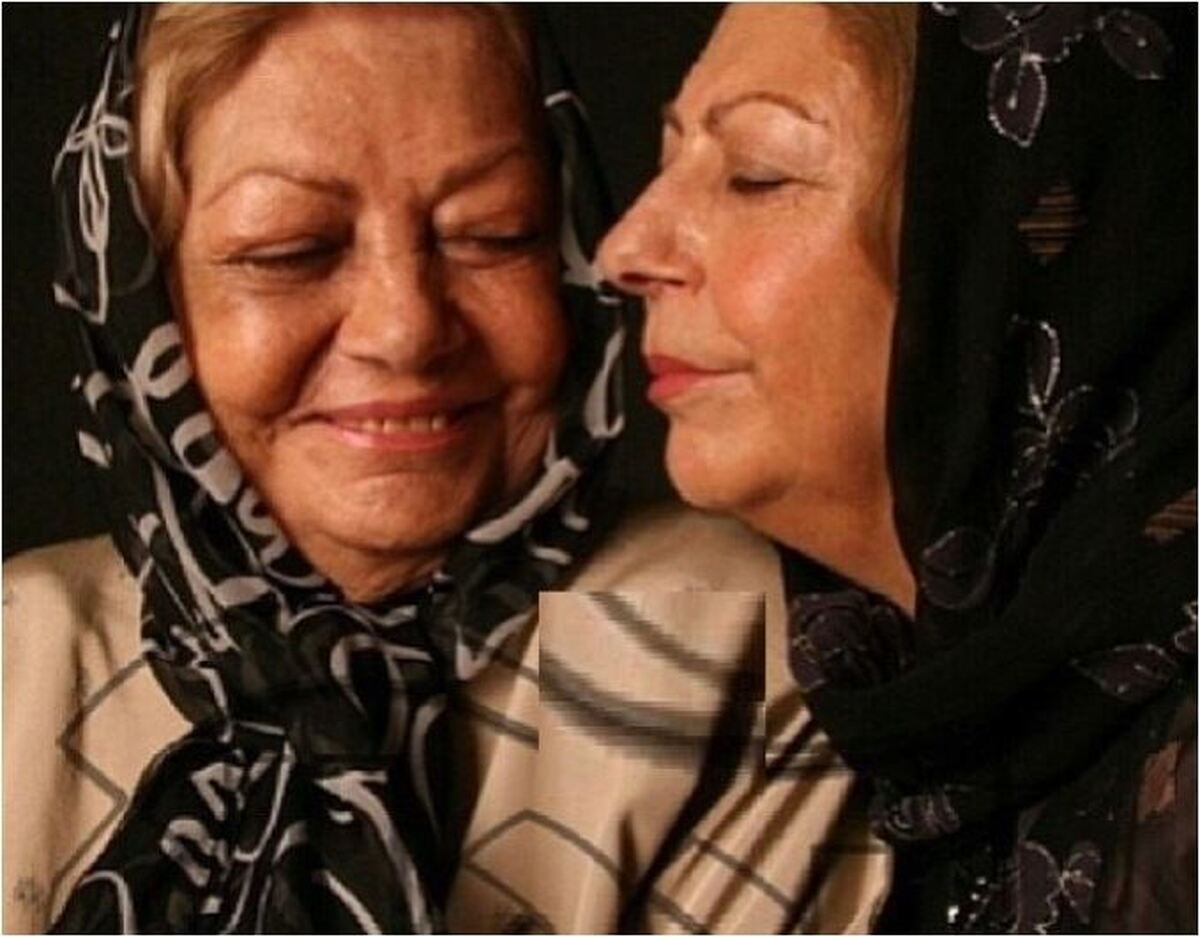 تصویر قدیمی و خاطره انگیر از بازیگران محبوب سریال «در قلب من» در پشت صحنه