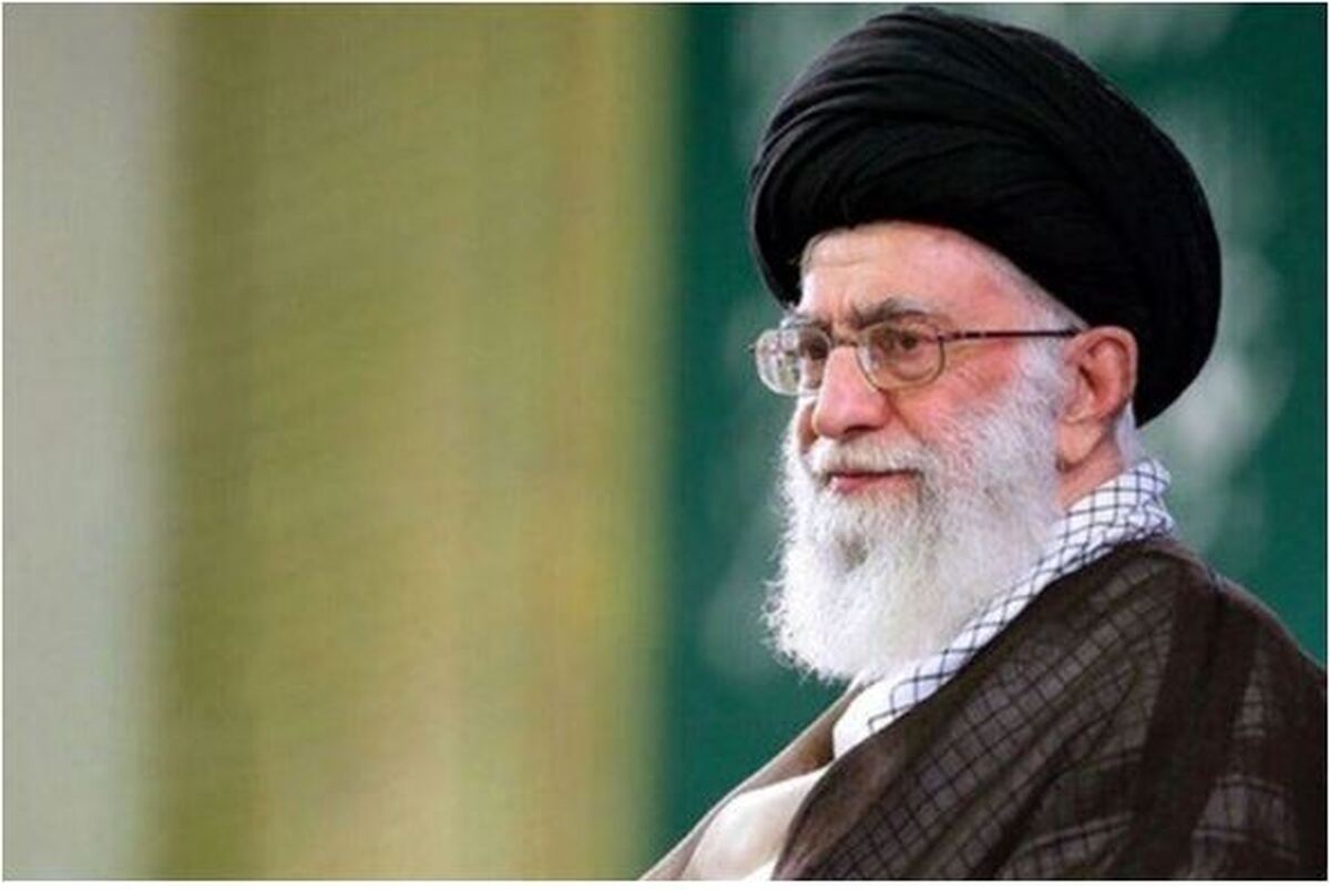 تصویری از رهبر انقلاب در حال نماز خواندن برای دو قاضی ترور شده