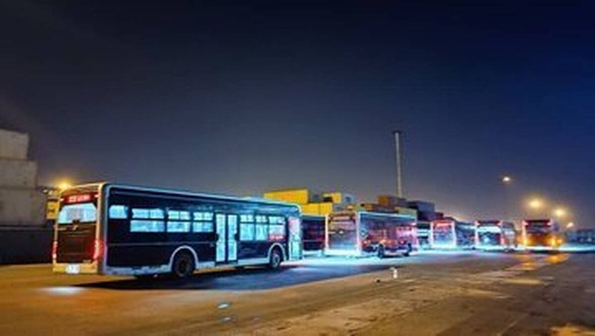 کشتی حامل اتوبوس های برقی جدید در بندرعباس پهلو گرفت