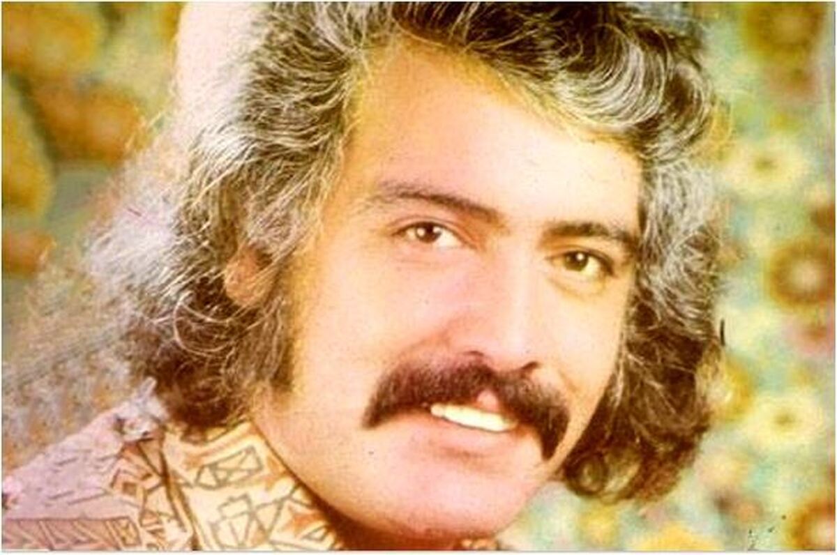 عکس فوق زیرخاکی از منوچهر وثوقِ ۵ ساله کنار پدر پر جذبه اش
