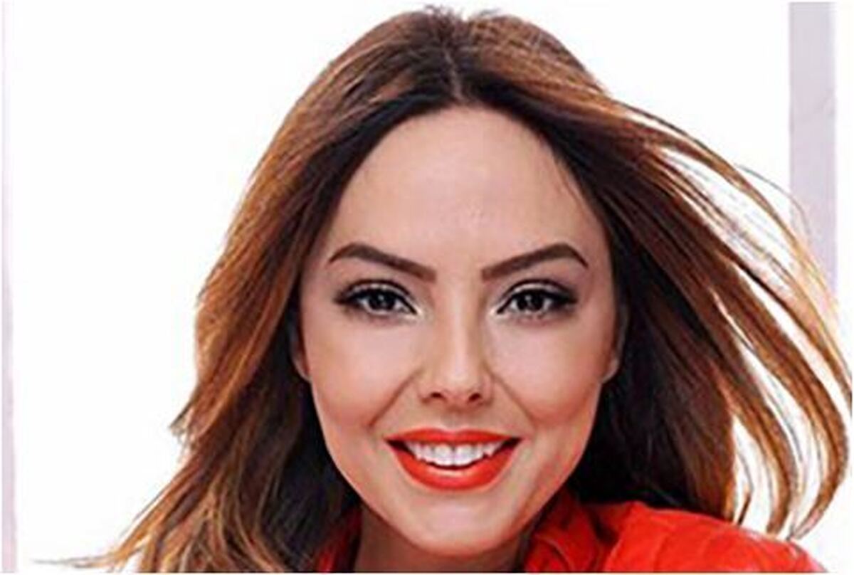 فخرفروشی خیلی مشخص ابرو گوندش با طلا و جواهرات شیکش/ساعت و پابند و دستبند و...
