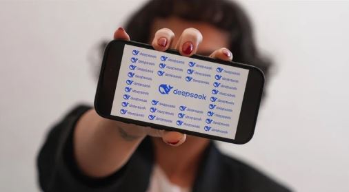 سازنده دیپ‌سیک (DeepSeek)؛ مردی که یک تنه ارزش شرکت‌های بزرگ آمریکا را کاش داد!