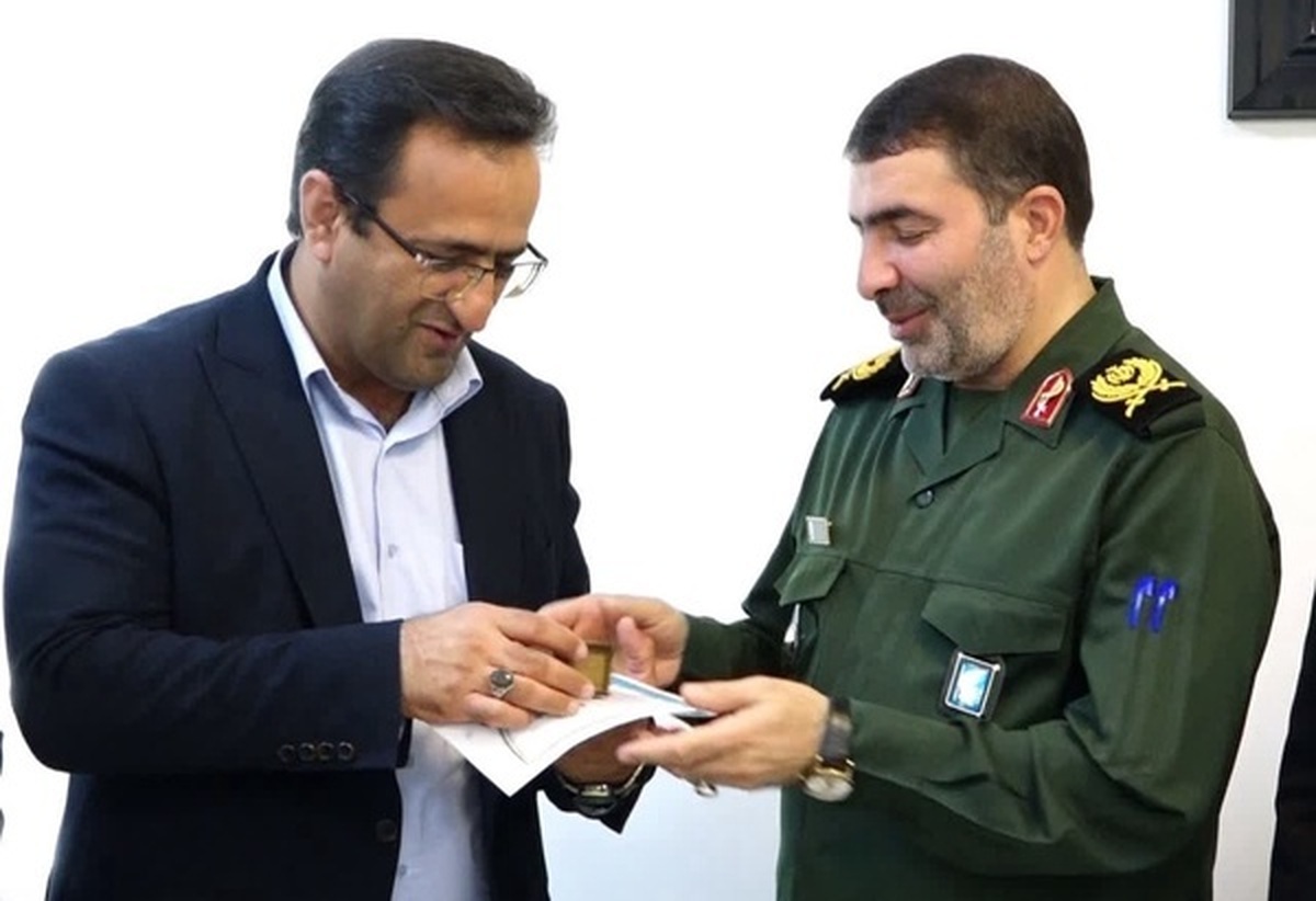 اهدای انگشتر مقام معظم رهبری در دستان مدیرکل آموزش وپرورش کهگیلویه وبویراحمد