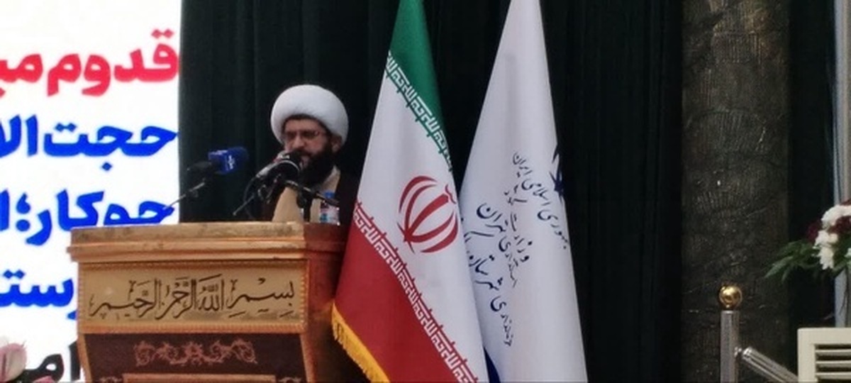 امام خمینی (ره) نظام اسلامی را تشکیل داد و انقلاب اسلامی نیز به دنیا صادر کرد