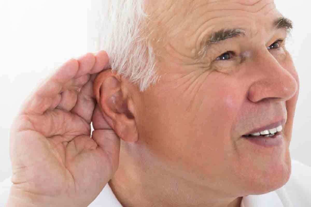 چرا شنوایی در سالمندی کاهش می‌یابد؟