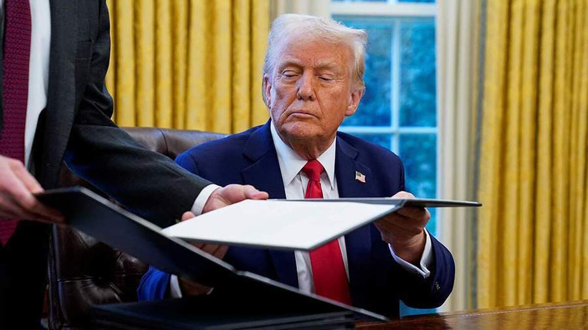 ترامپ تعرفه کالا‌های کانادایی را به مدت ۳۰ روز تعلیق کرد