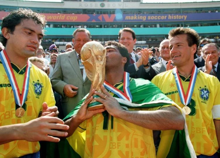 دنیای جنجالی روماریو؛ از روابط عاشقانه پرحاشیه تا آمار بحثبرانگیز گلها دنیای جنجالی روماریو؛ از روابط عاشقانه پرحاشیه تا آمار بحثبرانگیز گلها