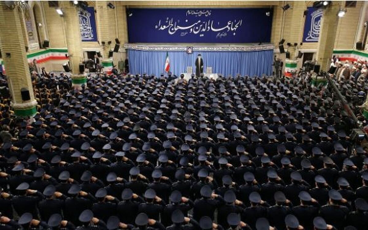 فرماندهان نیروی هوایی پای صحبت‌های رهبر انقلاب می‌نشینند