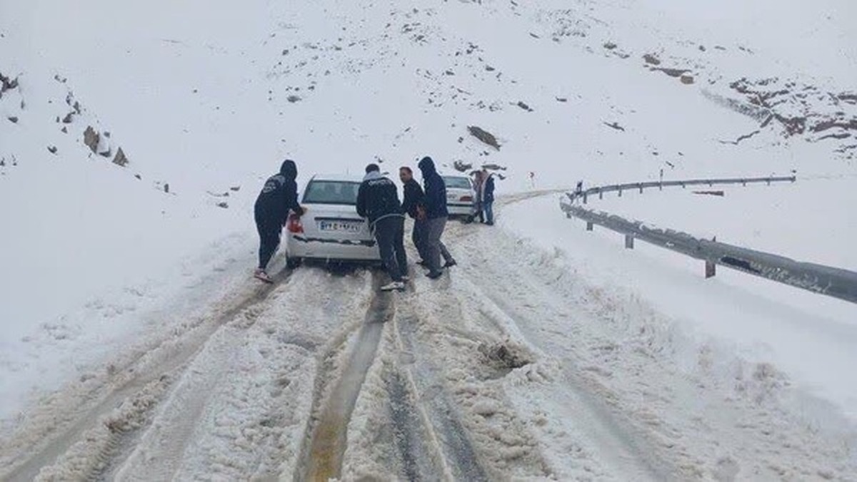 امدادرسانی راهداران چهارمحال و بختیاری به ۳۰۰ خودروی گرفتار در برف و کولاک