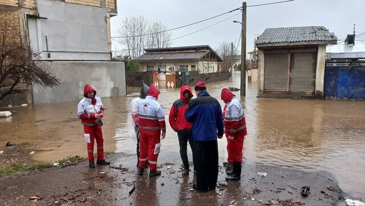 امدادرسانی به خانوار‌های سیل زده در رشت با قایق