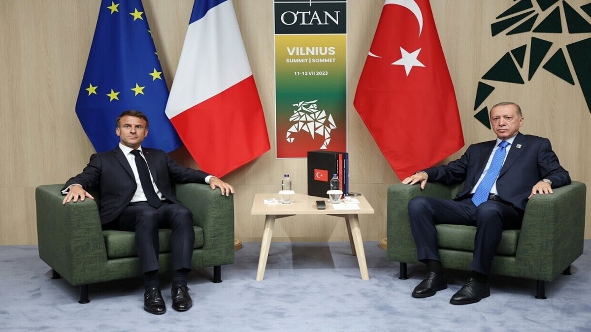 اردوغان به ماکرون بر لزوم لغو فوری همه تحریم‌ها علیه سوریه تاکید کرد