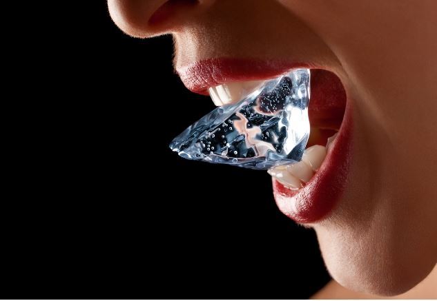 جویدن یخ نشانه چیست و چرا نباید انجام داد؟