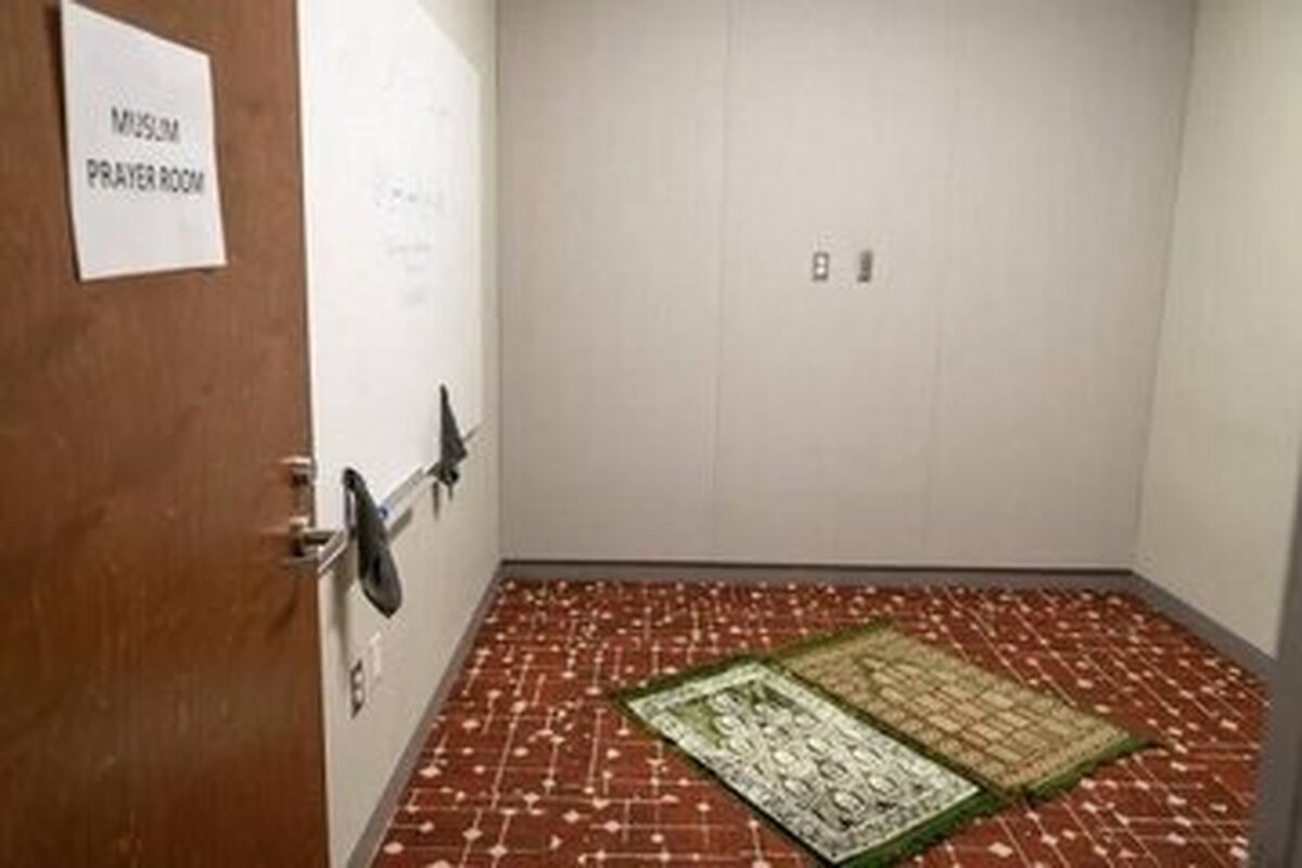 ایجاد نمازخانه موقت در دانشگاه پورتلند در پاسخ به درخواست رهبران انجمن دانشجویان مسلمان