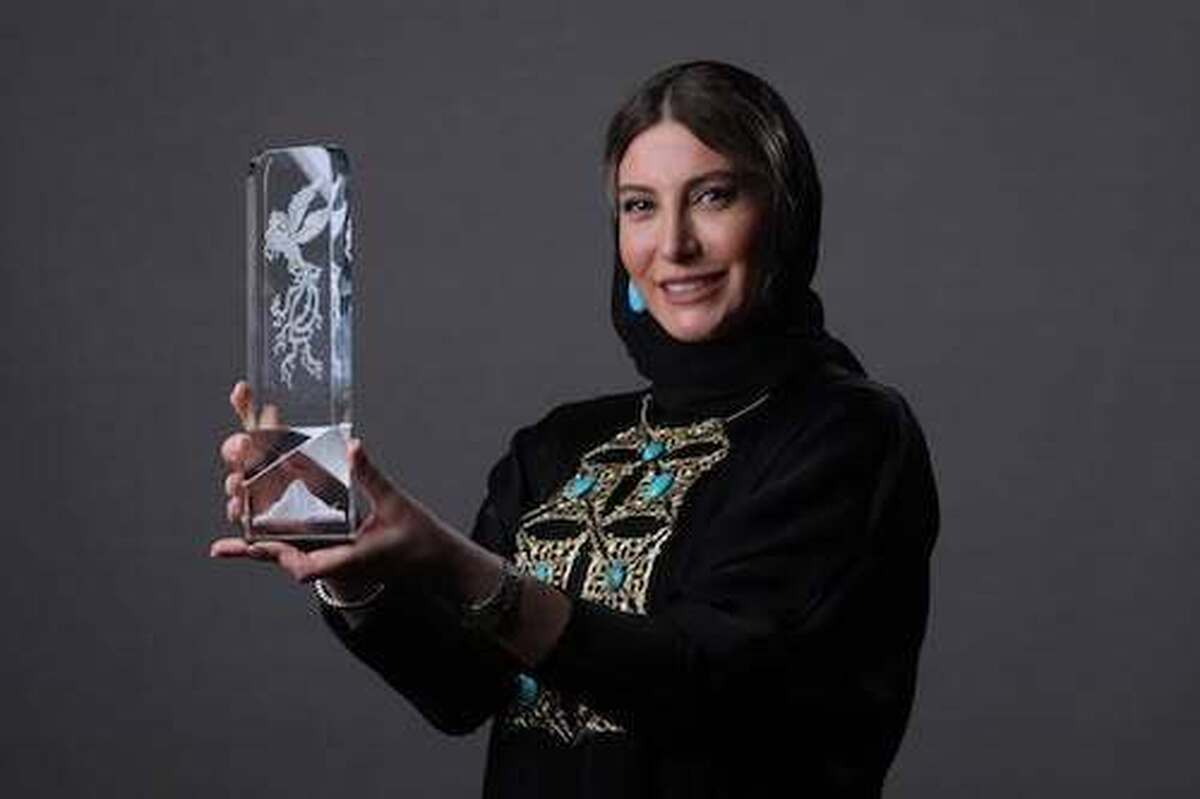 عکس/  فریبا نادری با جایزه سیمرغ