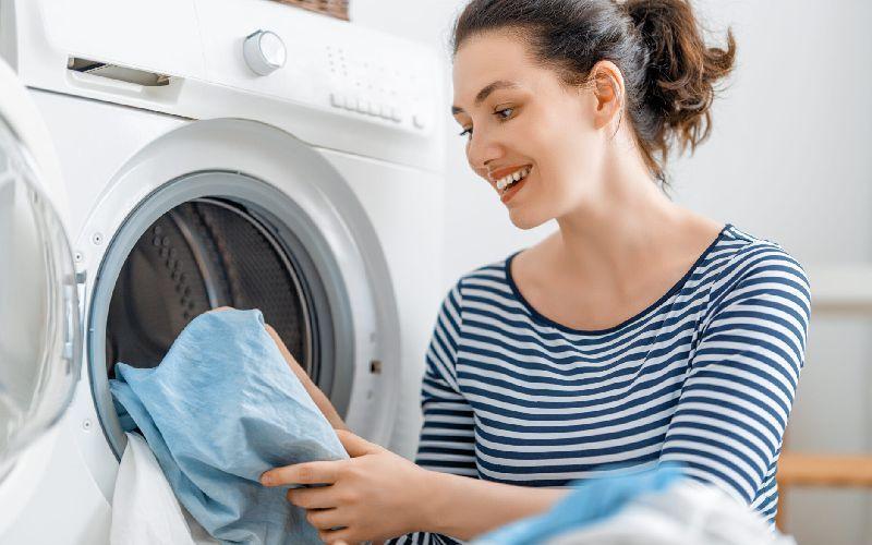 چرا ماشین لباسشویی بوی فاضلاب می‌دهد؟ چگونه این بو را از بین ببریم؟