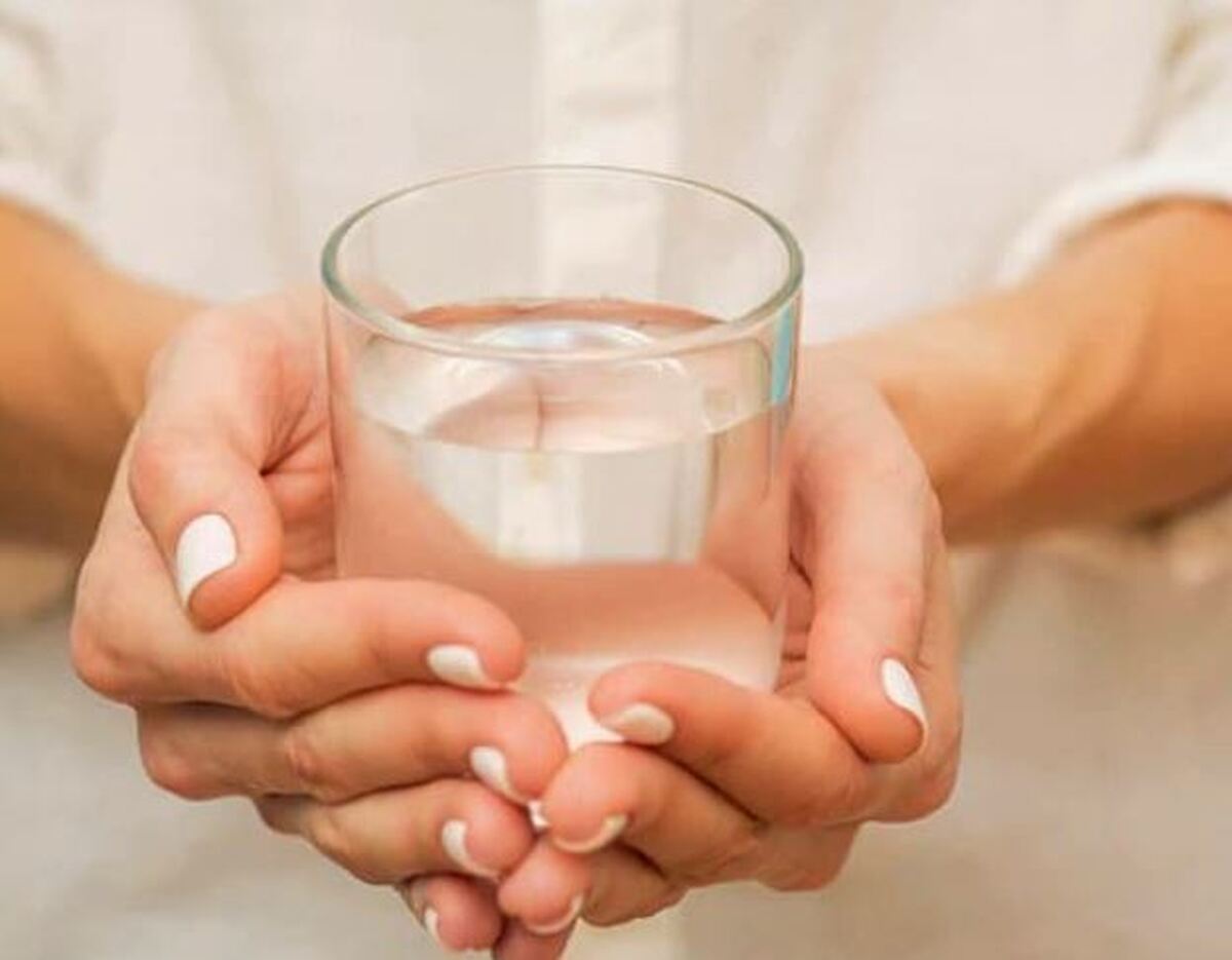 چرا به نگهداری آب در ظروف سفالی توصیه می‌شود؟