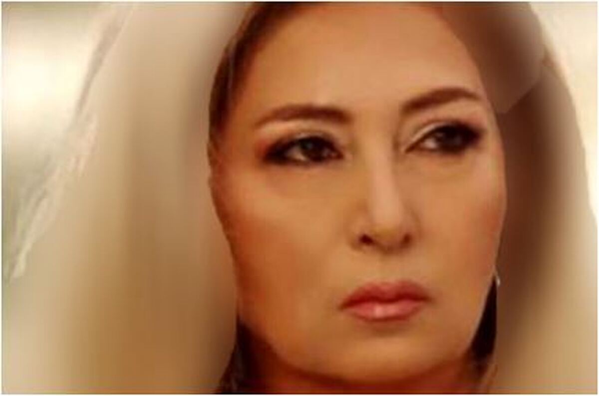 گل آرایی منزل لیلا فروهر به مناسبت روز عشاق/شوهر سن و سال دار خانم خواننده را دیده‌اید؟