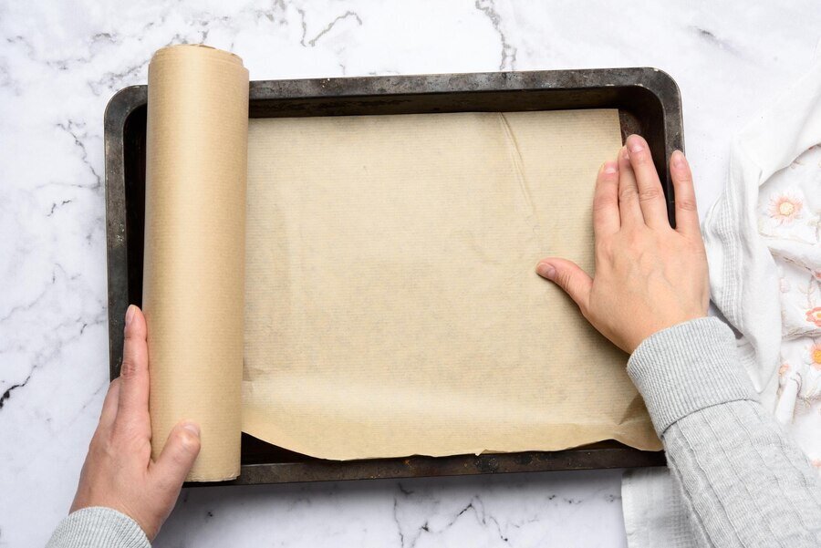 اگر کاغذ روغنی نداشتیم چه کنیم؟؛ استفاده از فویل به جای کاغذ روغنی برای آشپزی | چطور در خانه کاغذ روغنی درست کنیم؟