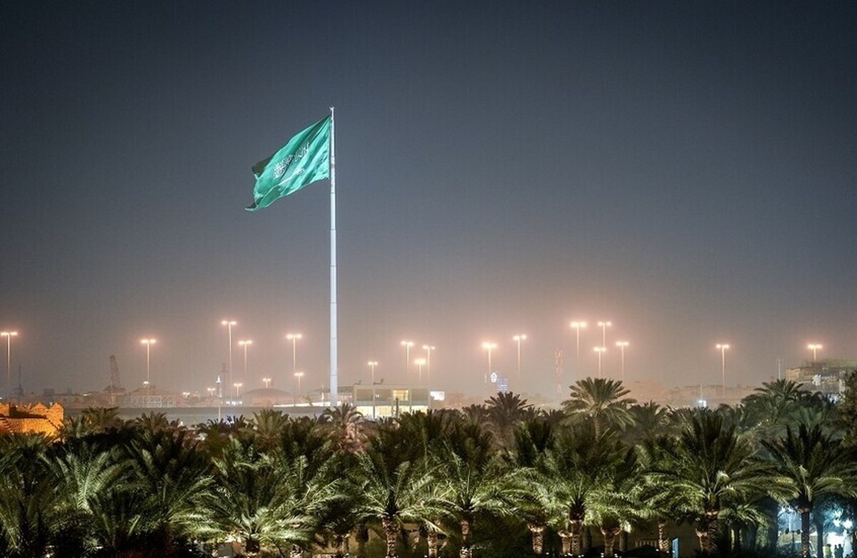 مرزبانان سعودی ۵ مصری را پس از به گل نشستن قایق آنها در دریا نجات دادند
