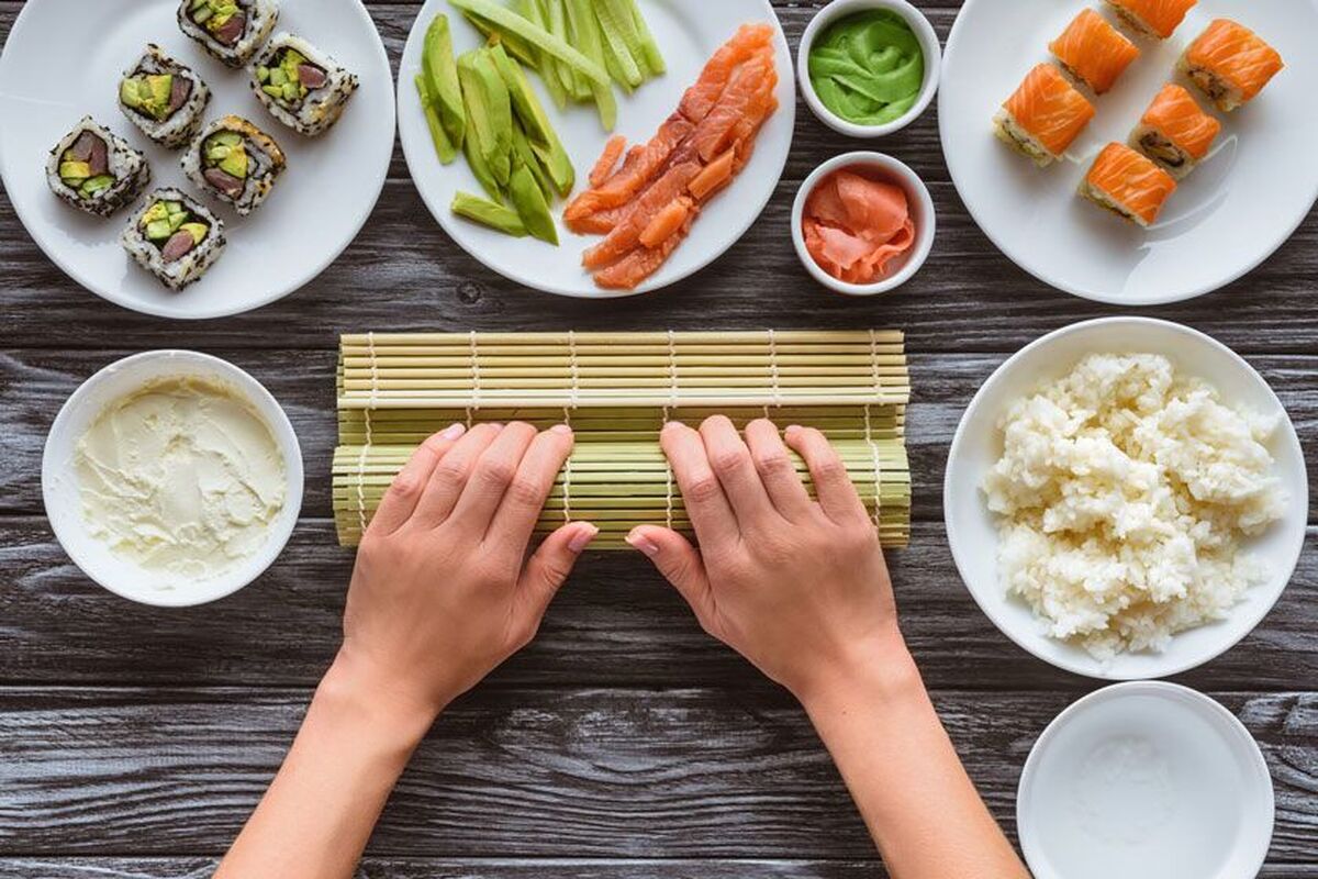 با کمی خلاقیت و حوصله در منزل خوشمزه‌ترین سوشی عمرتون رو درست کنید