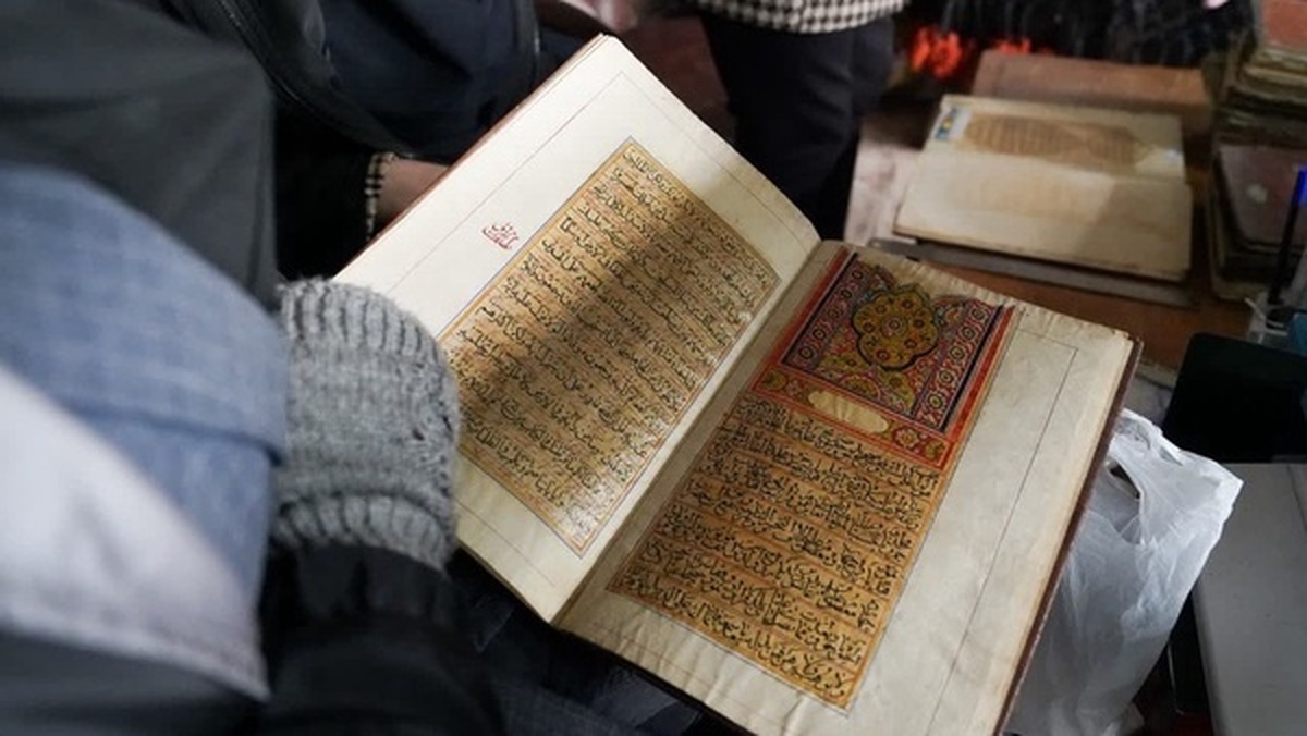 مستندنگاری و مطالعه اسناد مرتبط با دوره صفویه انجام می‌شود