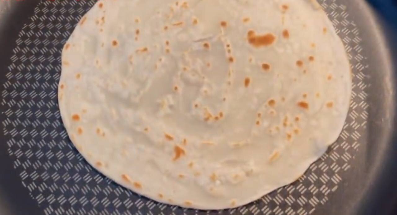 طرز تهیه ۱۰ عدد نال لواش با دو لیوان آرد در منزل!