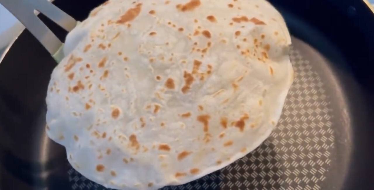 طرز تهیه ۱۰ عدد نال لواش با دو لیوان آرد در منزل!