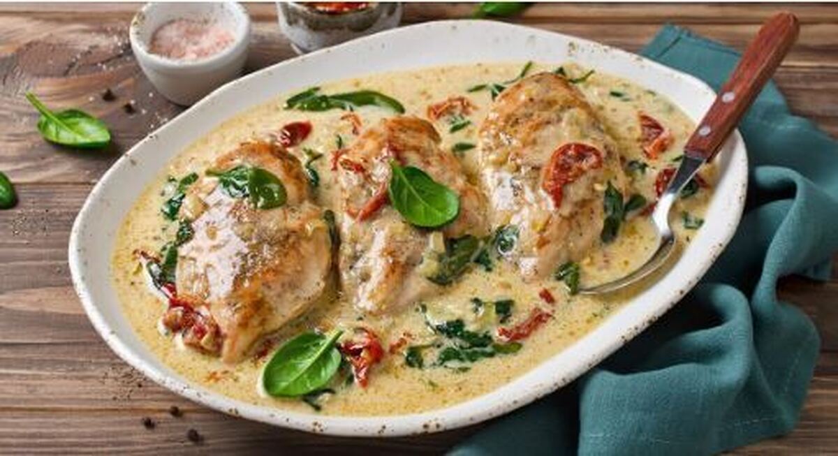 خوراک مرغ و اسفناج با سس خامه/این غذا مثل بمب انرژی عمل میکنه!