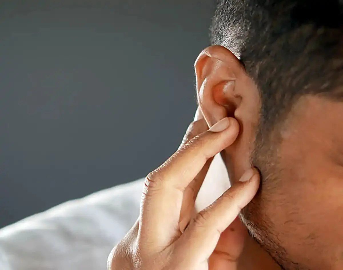 حرکات ملایم انگشت برای رفع گرفتگی گوش چگونه انجام میشود؟