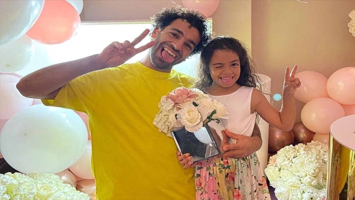 در یک موقعیت خنده دار| محمد صلاح ویدیویی از دخترش را در حال رقصیدن در کنار او به اشتراک می‌گذارد+ ویدئو