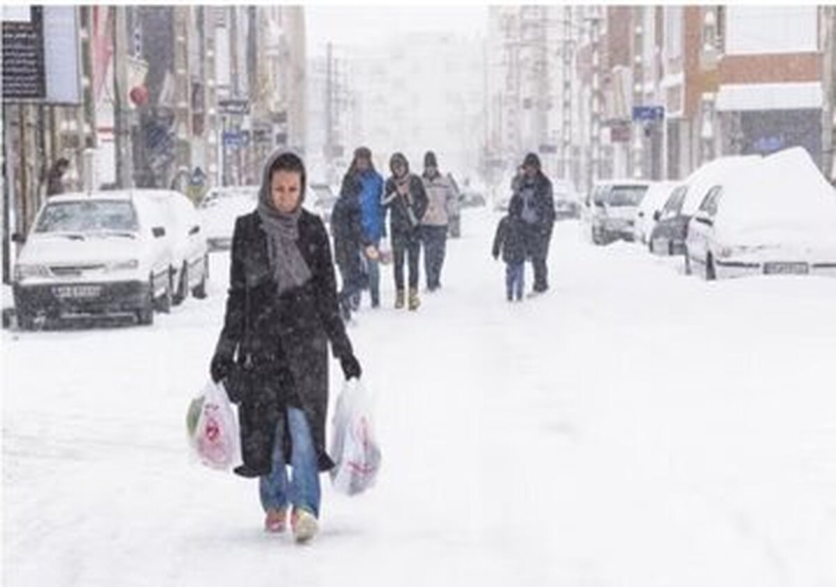 بارش شدید برف در خیابان‌های شهر همدان