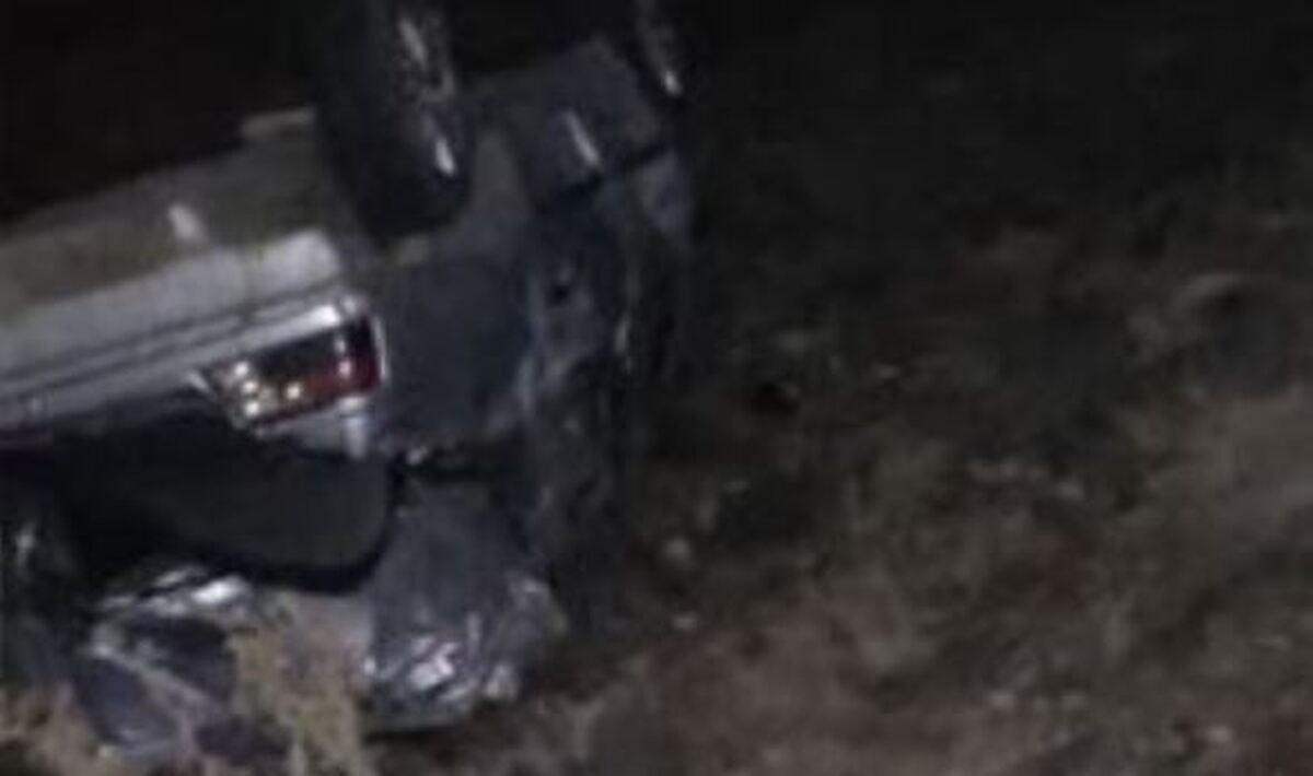 واژگون شدن یک خودروی سواری در جاده منجر به فوت پدر و پسر شد