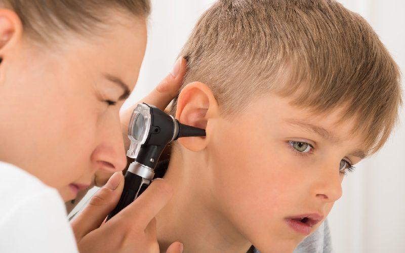 چه چیزی باعث عفونت گوش می‌شود؟ چگونه آن را درمان کنیم؟