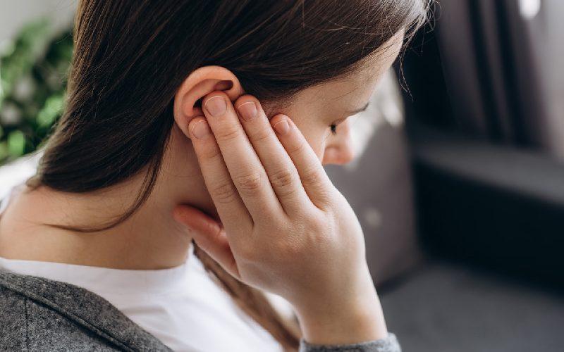 چه چیزی باعث عفونت گوش می‌شود؟ چگونه آن را درمان کنیم؟