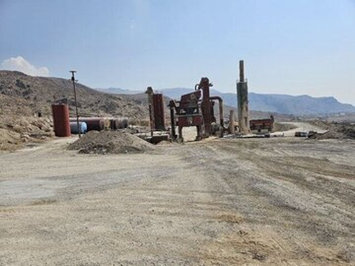 توقف فعالیت کارخانه آسفالت که در نزدیکی تخت جمشید فعالیت می کرد
