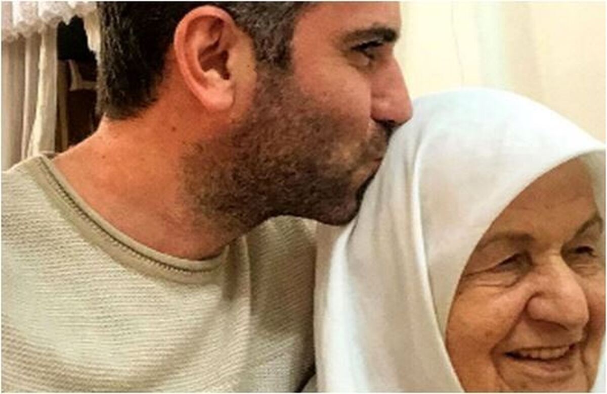عکس یادگاری هوتن شکیبا کنار مادربزرگ مهربانش در خانه دیدنی ایشان