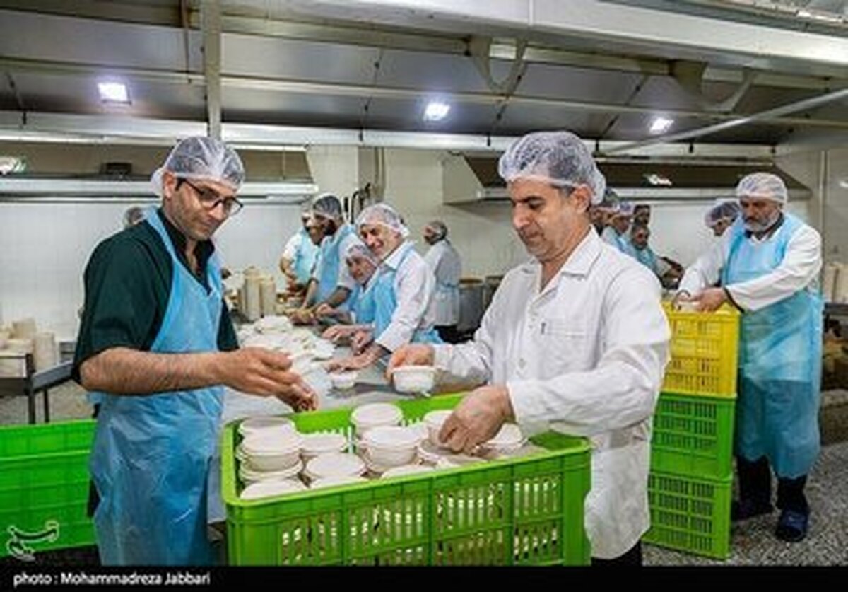 پذیرایی از زائران و مجاوران حرم مطهر رضوی با بسته افطاری سبک در بین روزه‌داران